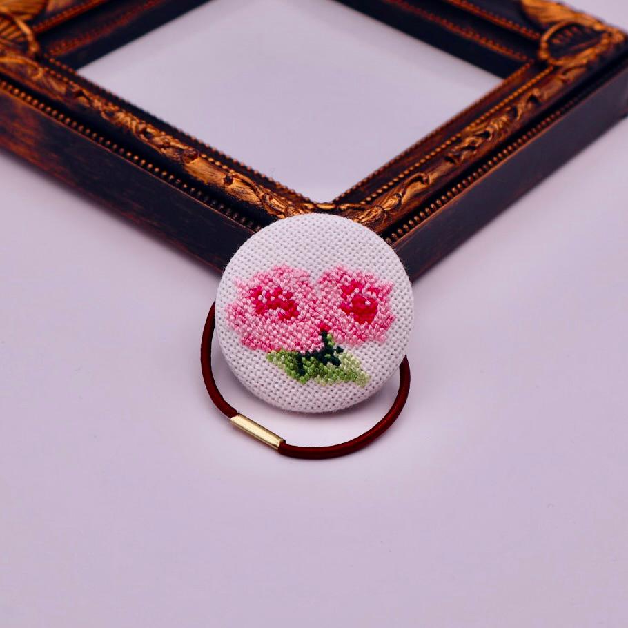 6月のくるみボタン　バラの花　クロスステッチ刺繍 | 2枚目